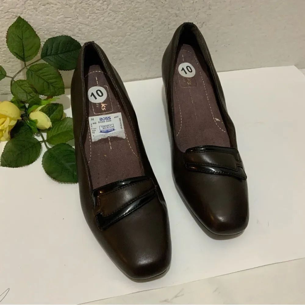 nwob Clarks Slip On leather Brown Low Heel size 10